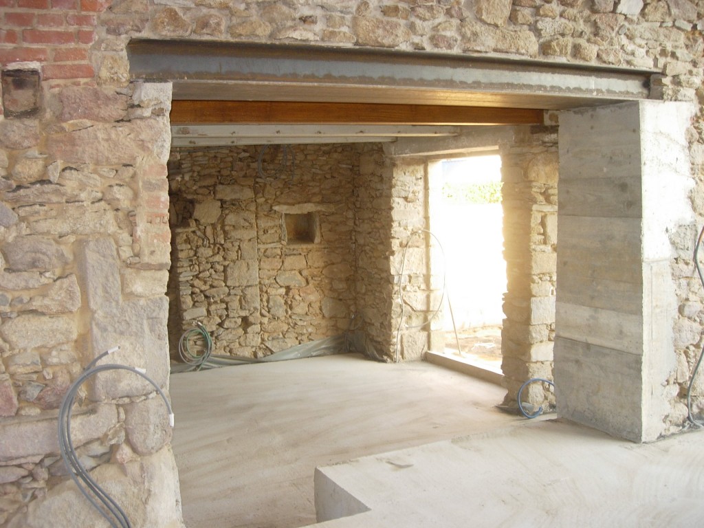 Ouverture de mur en pierre, en béton à Saint-Pouange